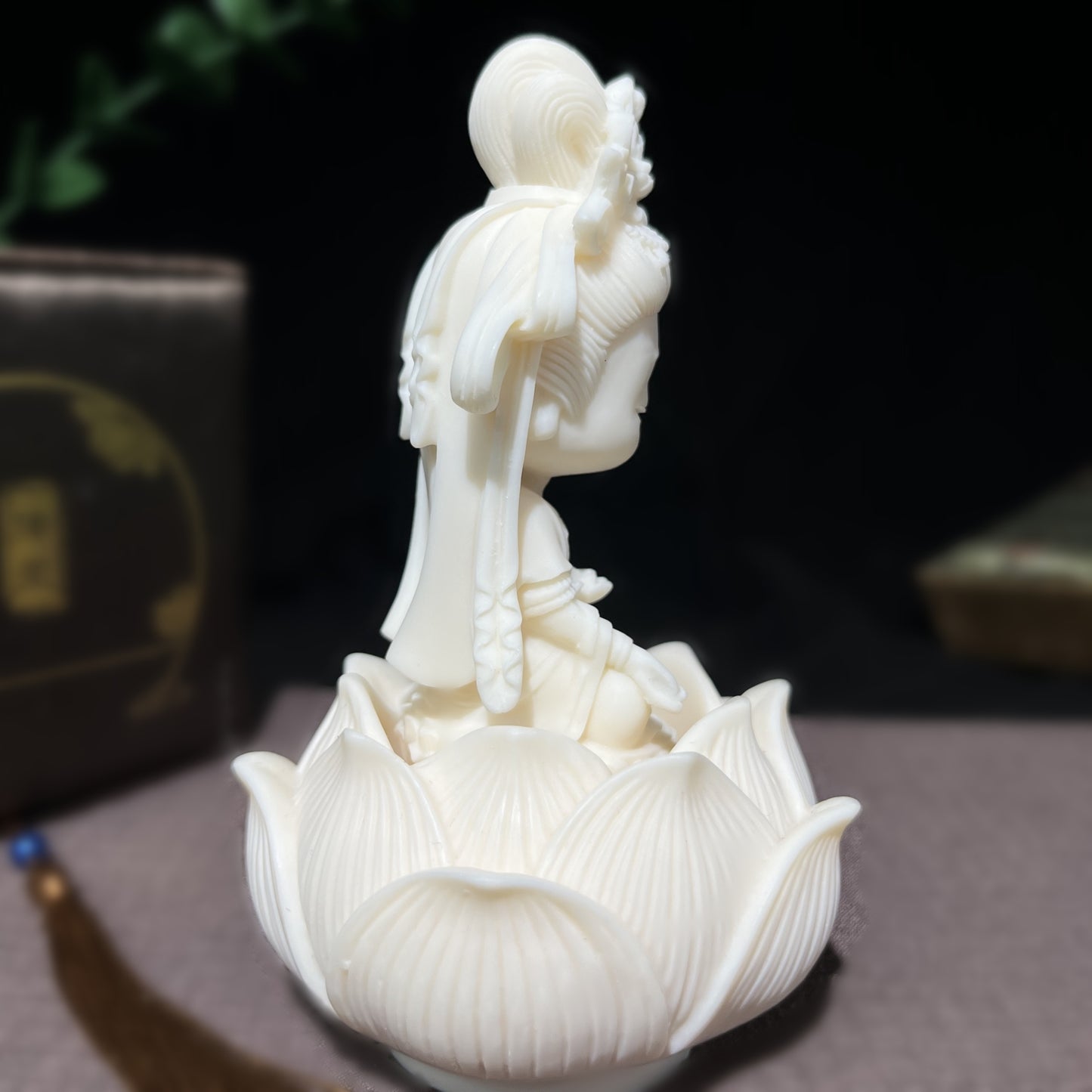 BTYYIHEX Ivory Fruit Carved Kwan Yin Avalokitesvara with Lotus Wealth Blessing Desk Ornament